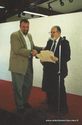 RECIBIENDO EL PREMIO DE MANO DEL MAESTRO ALFREDO GUATI ROJO